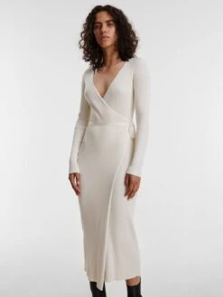 EDITED Robes Robes En Maille Mailien Femme Beige / Blanc -Edited You Boutique 08df7bd7499b7ce7efcc69f004e1278b